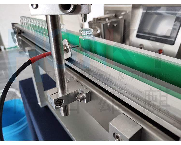 Desktop 5ml Vial Mesin Pengisian Garis Pengisian Kecil Dengan Conveyor Bottle Feeding Dan Samll Bach Untuk Pengisian Minyak Kosmetik